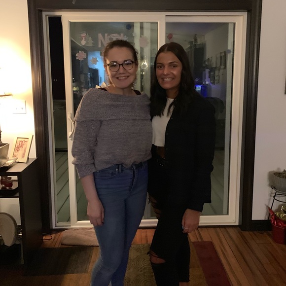 Meet your Posher, Amanda 💕 - Picture 5 of 8